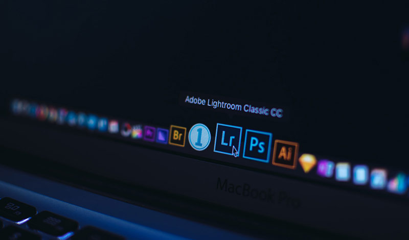 photographer retouching photoshop